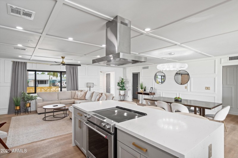 Kitchen & Dining
