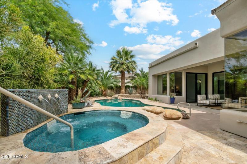 Spa/Pool with Water Feature