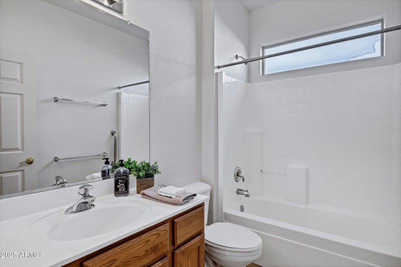 3640 E Torrey Pines Ln-13