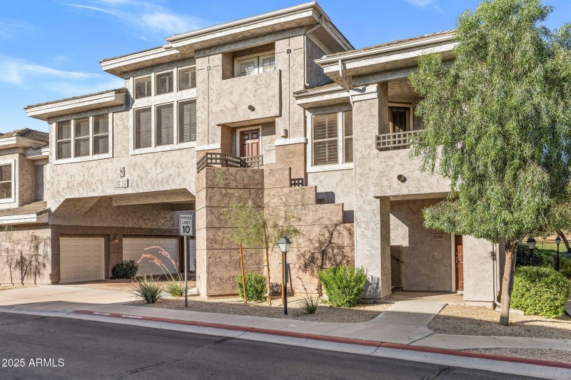 Quiet Building Overlooking Pool