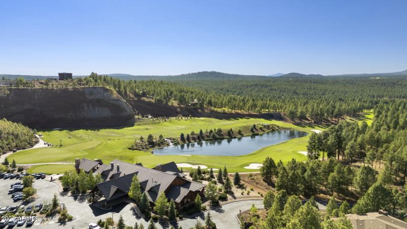 Clubhouse w/18th Hole