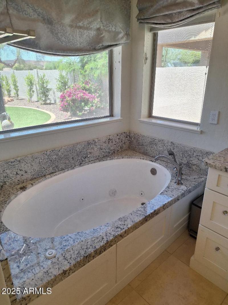 1primary bath tub