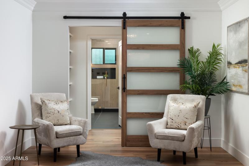 WALK IN CLOSET