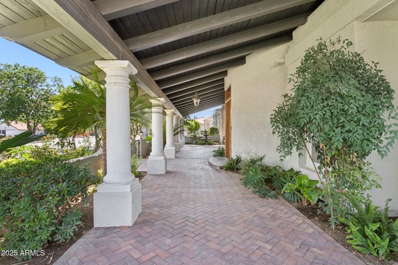 Front patio continues...