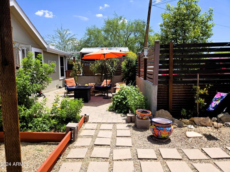 relaxing courtyard w BBQ