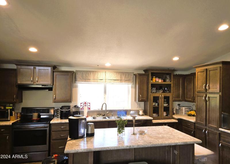 large Kitchen w/istand