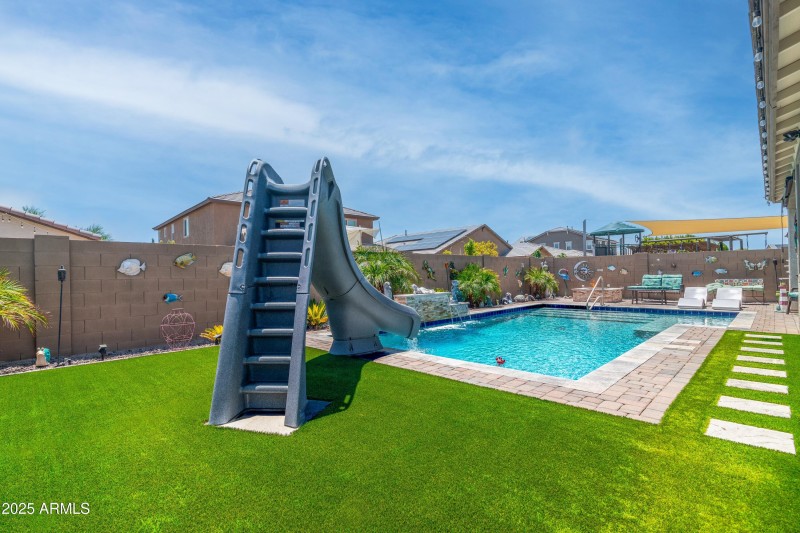 Sparkling Pool w/Slide