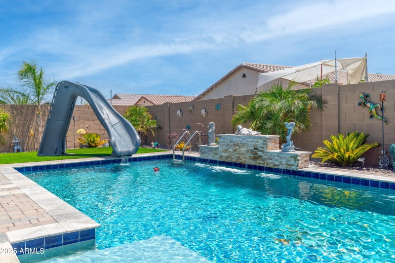 Sparkling Pool w/Slide