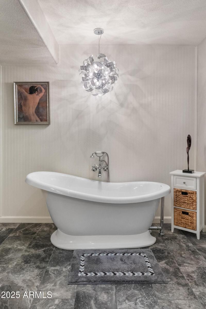 Soaking tub
