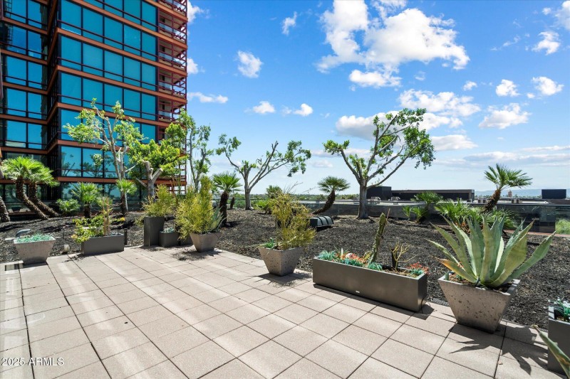 Private 2,000 Sq Ft. Patio & Terrace