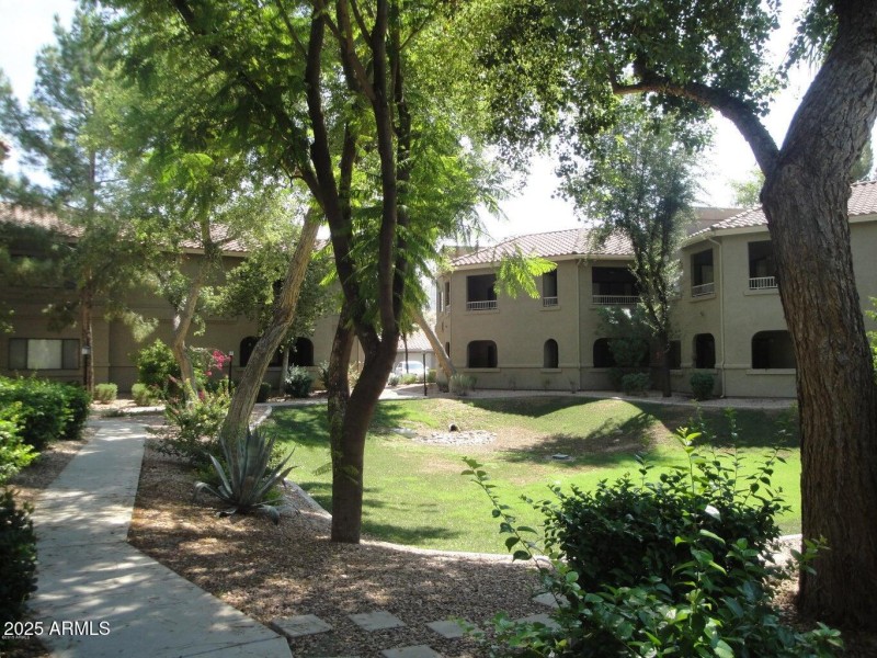 BEAUITFUL LANDSCAPED COMM