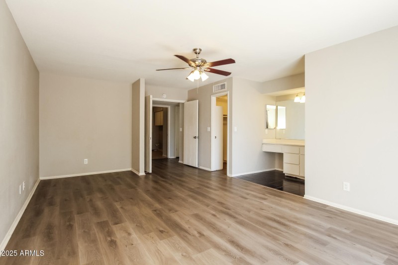 011-photo-main-bedroom-14716314