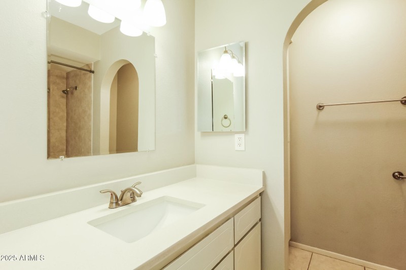 012-photo-main-bathroom-14716320