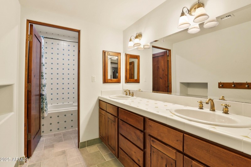 Guest Bathroom Downstairs (1)