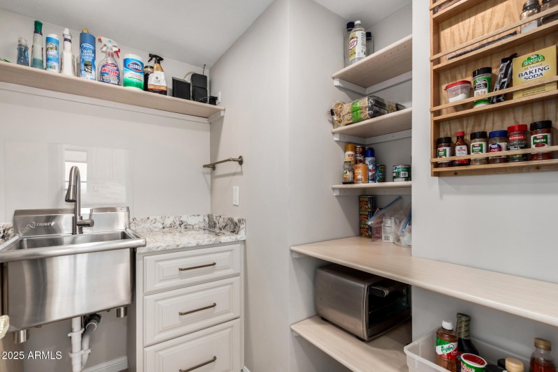 29 Walk-in Pantry w: Sink