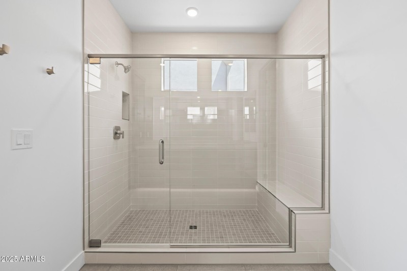25)MASTER BATH