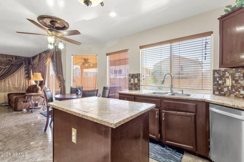 17-web-or-mls-735-e-geronimo-st