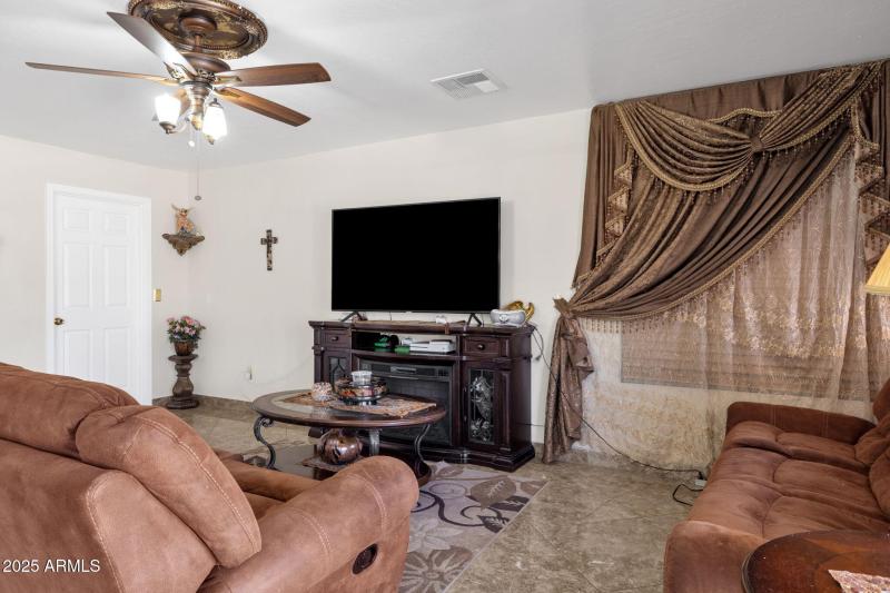 19-web-or-mls-735-e-geronimo-st