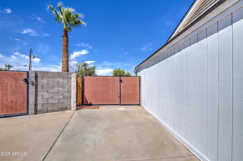 RV Gate 1