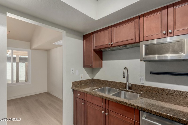 Kitchen & Eating Area