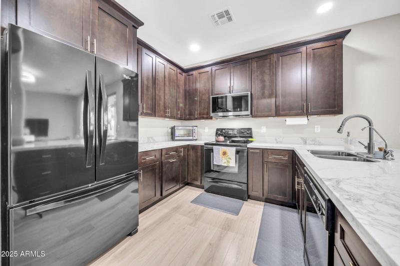 7036 W Lincoln St-12