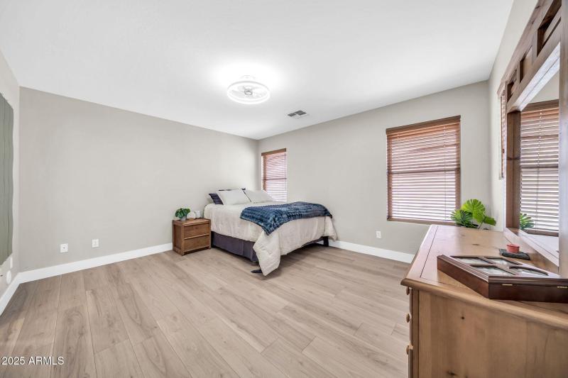 7036 W Lincoln St-20