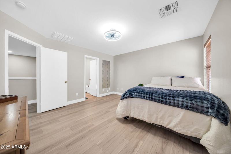 7036 W Lincoln St-19