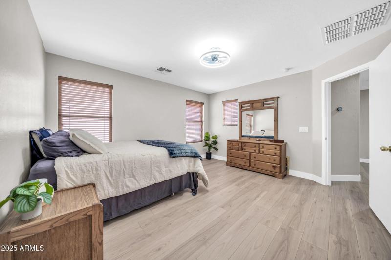 7036 W Lincoln St-17