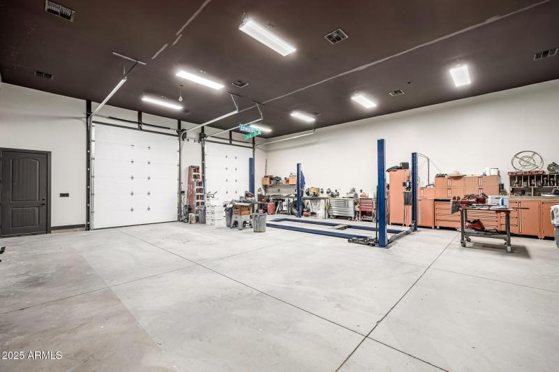 RV Shop w Lift