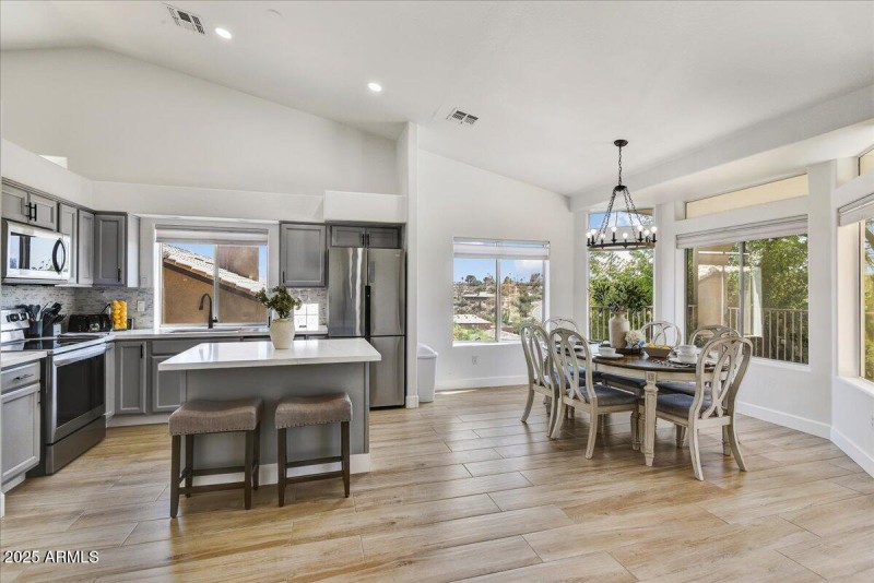 Kitchen & Dining