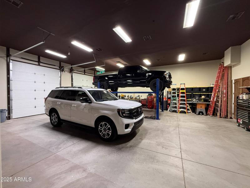 RV Shop w Lift