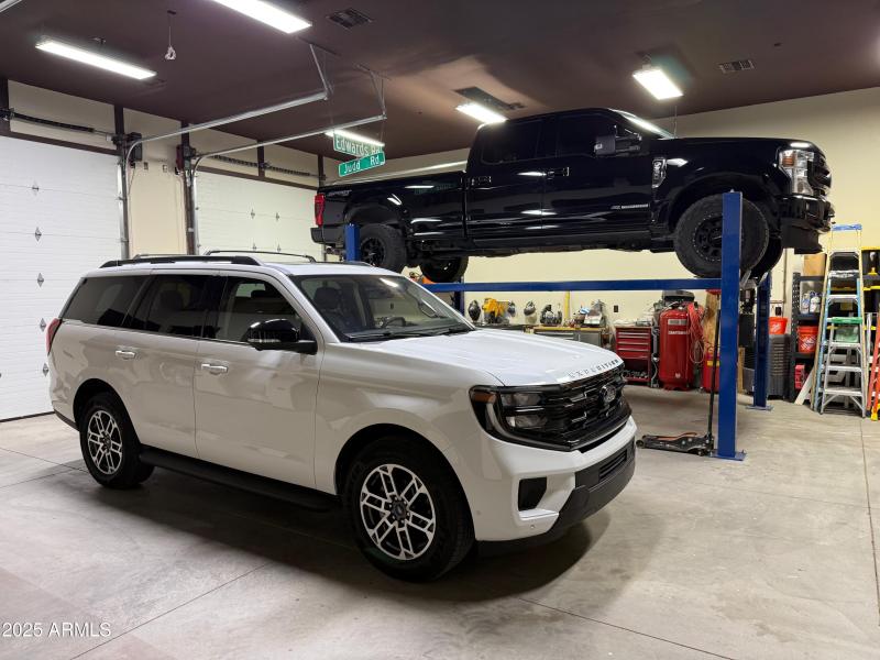 RV Shop w Lift
