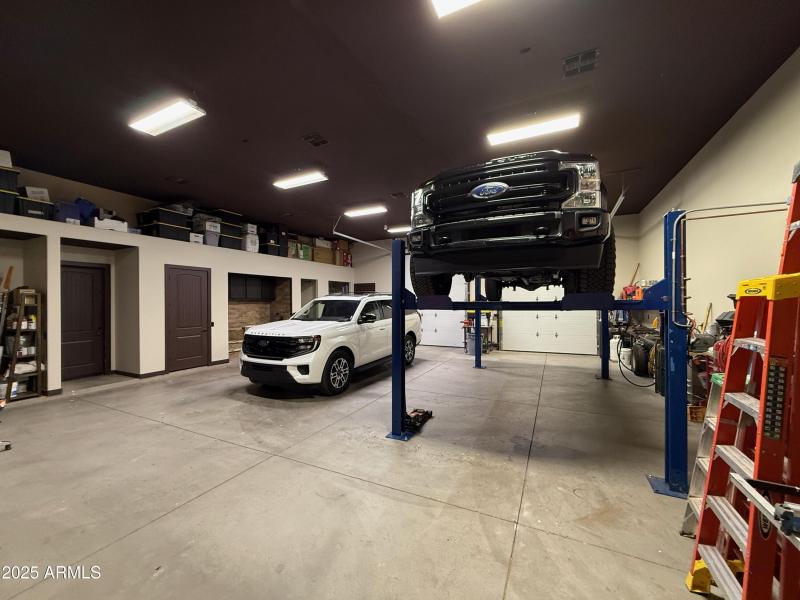 RV Shop w Lift