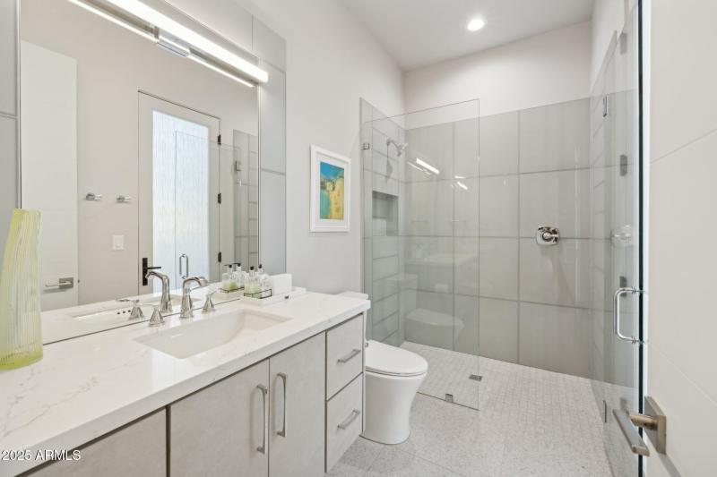 Guest Suite Bath 4