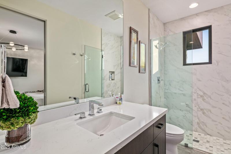 033_Guest Ensuite Bath