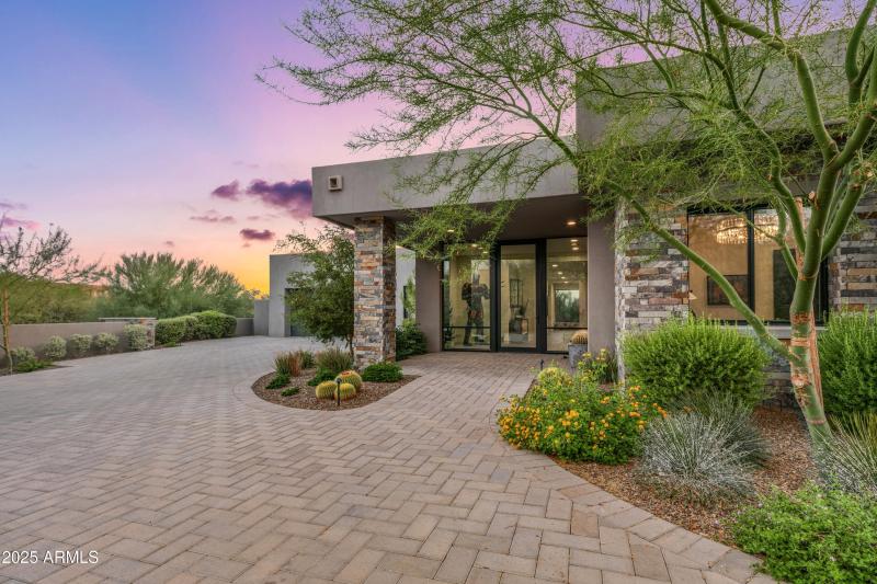 042_Entrance - Expansive Motor Court