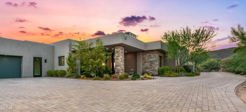 043_Front Inviting Entrance