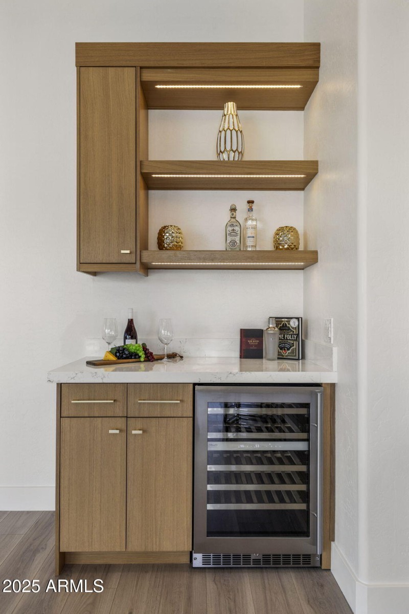 large-019943b5-8430-701d-918b-4869e8af31