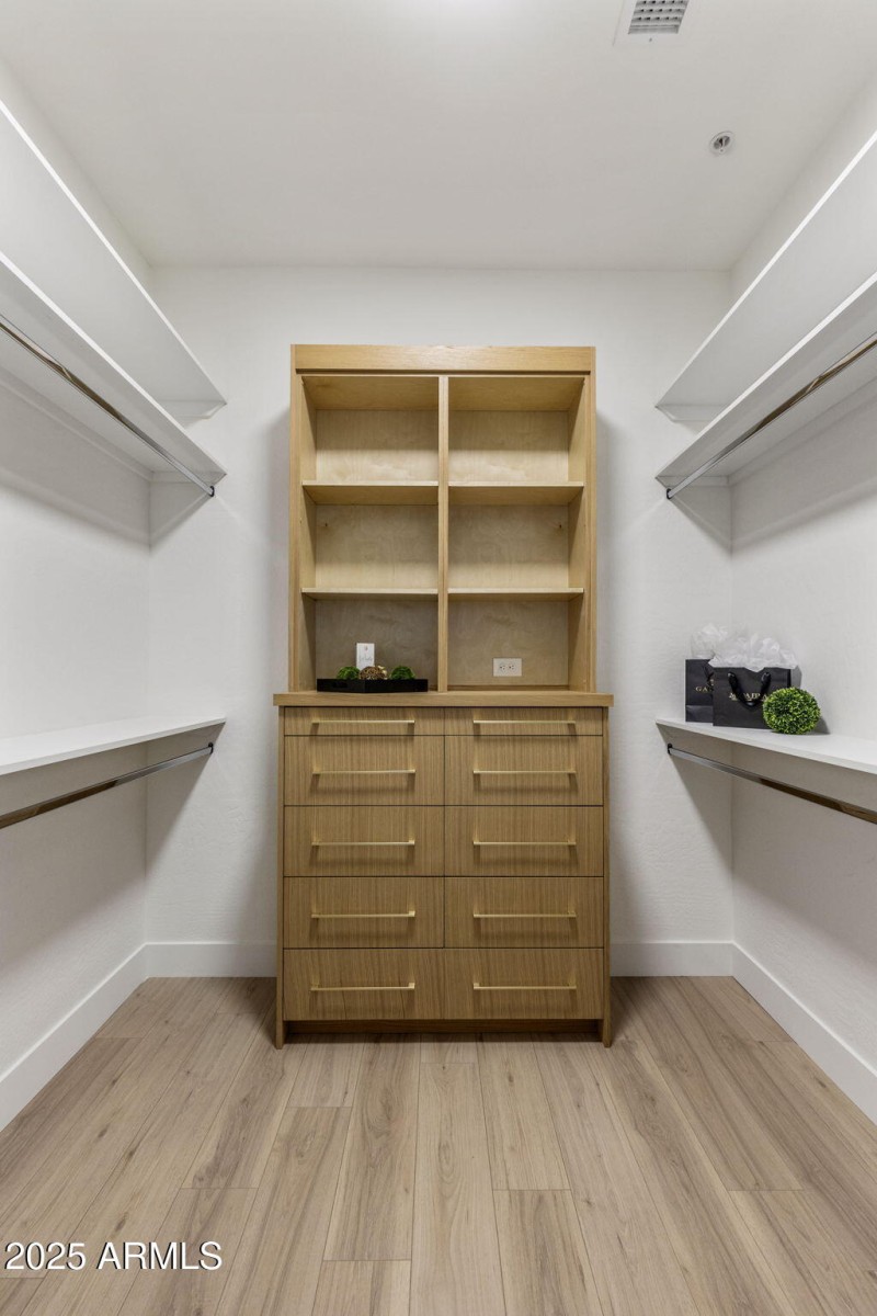 large-019943b5-8495-7334-bb43-20717b07c2