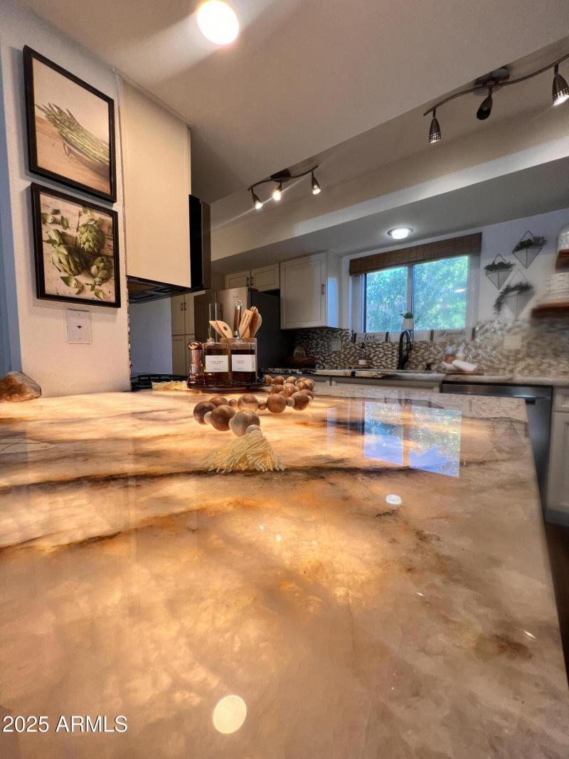 QUARTZ ILLUMINATED ISLAND