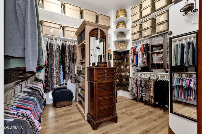 Huge Walkin Closet
