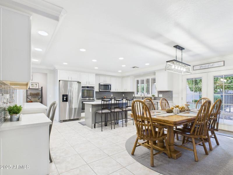 KITCHEN & CASUAL DINING