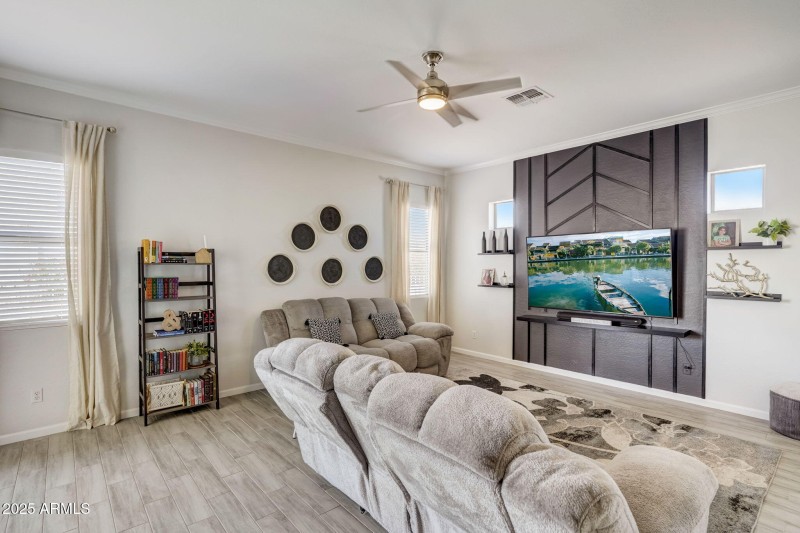 10-web-or-mls-W Durango St-008