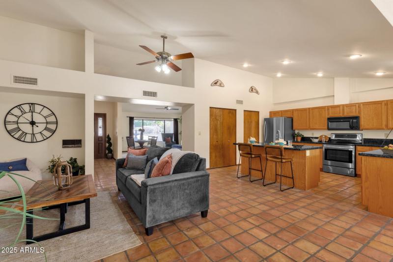 12-web-or-mls-16277-e-hyde-park-pl