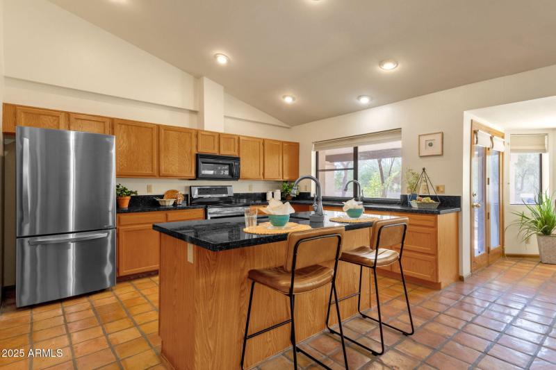 16-web-or-mls-16277-e-hyde-park-pl