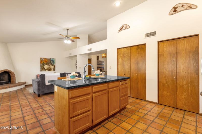 18-web-or-mls-16277-e-hyde-park-pl