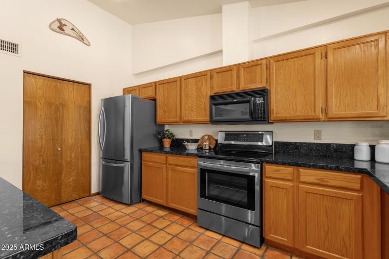 19-web-or-mls-16277-e-hyde-park-pl