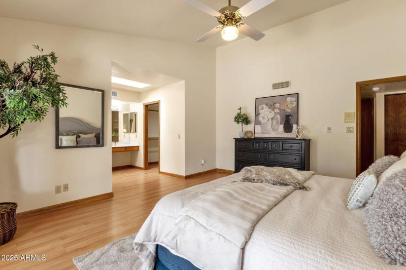 32-web-or-mls-16277-e-hyde-park-pl