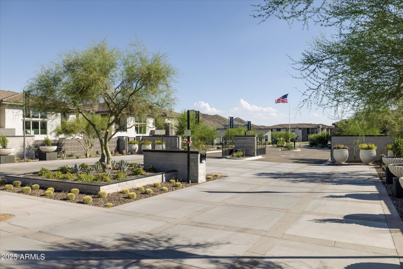 04-2121 W Sonoran Desert Dr apt 8, Phoen