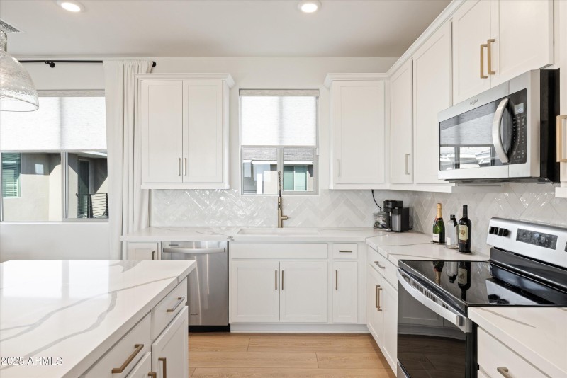 19-2121 W Sonoran Desert Dr apt 8, Phoen